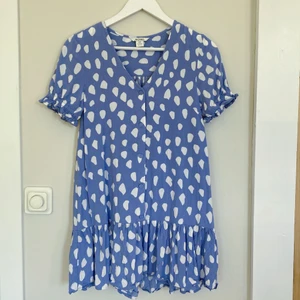 Somrig miniklänning, helt oanvänd!  - 🙌 Säljer denna fina klänning pga för liten för mig. Den är helt oanvänd men tvättad en gång. Säljer pga för liten, tror den passar bättre på någon som vanligtvis har XS. Jag är 164 cm lång och vanligtvis har vanligtvis S. 