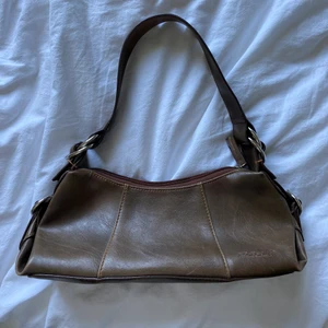 Brun axelväska - Säljer denna fina väska, en av mina företetts favvoväskor!! Så snygg och inga defekter:) köpt second hand. 