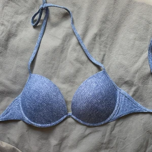 Blå bikinitopp - Tezenis - Säljer denna söta bikini toppen köpt i Italien av märket Tezenis. Storleken är XS/S och passar 70 B-C kupa!  Mycket fint skick! 💖 