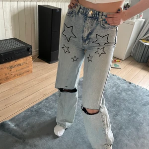 Wide leg jeans med stjärnor - Säljer mina älskade byxor igen pga av oseriös köpare. Byxorna är hur fina som helst och är i bra skick, tyvärr så är dom för små för mig så det är därför jag säljer dom.
