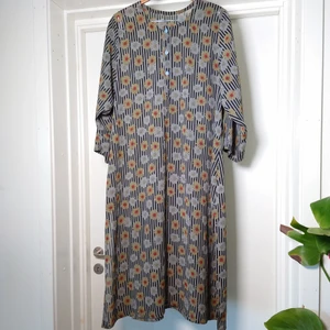 Lång klänning - Finaste klänningen. Sval och skön! Går till anklarna på mig som är 163cm lång. Lite transparent, syns på sista bilden. Ingen storleksmärkning men modellen gör att den passar många.. Runt M🌻