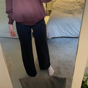 Kostymbyxor - Säljer dessa fina straight leg kostymbyxor med knytning i midjan. De är från NAKD i storlek 34. Skriv privat för mer bilder och mer info☺️ Pris + Frakt