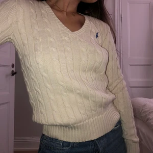 Polo ralph lauren gräddvit - Så fin kabelstickad tröja från polo Ralph lauren💕 aldrig använd!! Strl XS