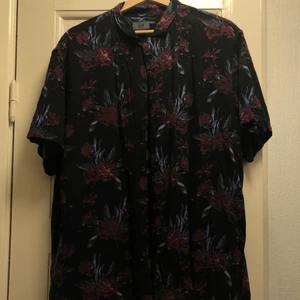 SKJORTA H&M - En superskön, tunn och fint blommig skjorta från H&M, prislapp sitter kvar. Kan mötas upp/alternativt köpare står för frakt.