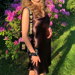 Satinklänning - INTRESSEKOLL på min superfina brun guldig satin klänning som är slutsåld överallt, endast använd en gång på skolavslutningen💕💕💕 har en fin öppning i ryggen, kan skicka mer bilder privat🥰 storlek 36 men skulle säga att den passar 38 också, då jag är en 38 och den passar för mig!  Pris vet jag inte än, men bud på 420 