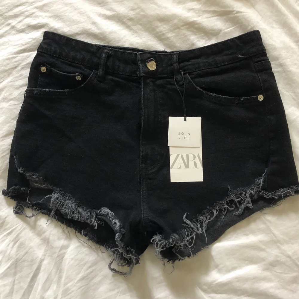 Säljer ett par jeansshorts från Zara i nyskick. Köpta förra sommaren men små i storlek. Storlek 40 (snarare en 38). Frakt 66kr🤎🤍. Shorts.
