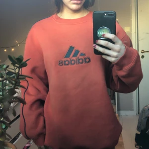 Adidas sweatshirt - En jätte mysig gammal mjuk adidas hoodie köpt på humana, fraktar och möts
