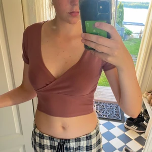 Kort tshirt  - Jag säljer en jättefin tshirt som är lite kortare i modellen. Färgen ser precis ut som på bilden i verkligheten. Aldrig använd, lappen sitter fortfarande på.