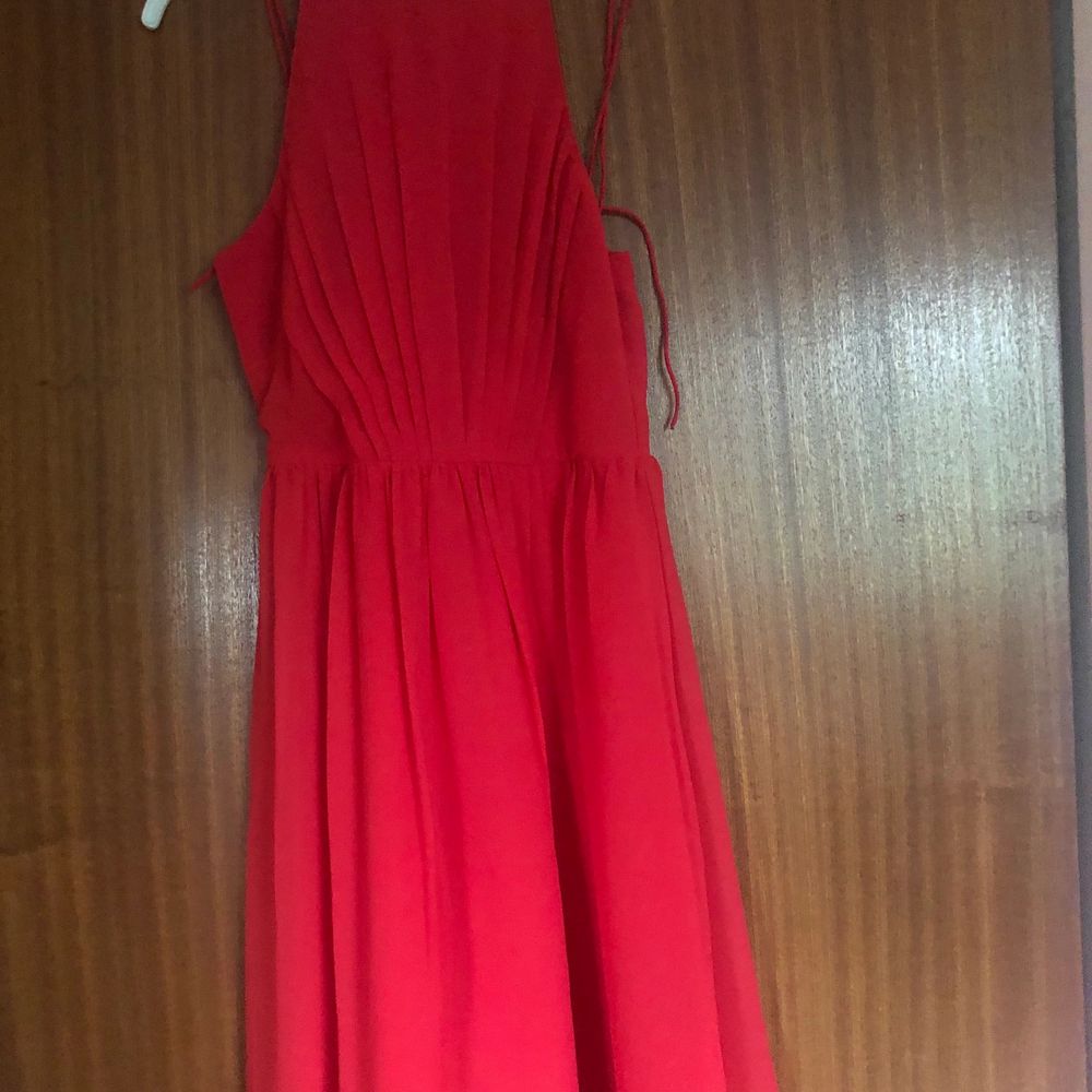Säljer en jätte fin röd klänning 🥰 •Storlek 34/XS •Använt 2 ggr  •200kr + 96kr (frakt)  •Färg: röd ❤️ •Lite öppen i ryggen + justerbara band. Klänningar.