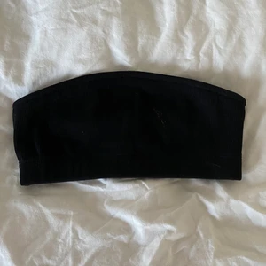 Kort tubtopp  - Svart ribbad tubtopp från Gina, använd få gånger hemma💖 obs lite skitig men tvättas såklart! Går säkert att använda som bikiniöverdel också 👍🏻