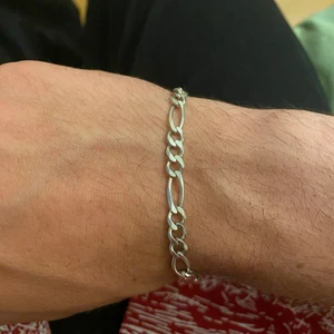 Armband i 925 sterling silver - Säljer ett fint 925 sterling silver armband. Armbandet är i utmärkt skick och är ca 18.4cm långt. Om du har fler funderingar är det bara att höra av dig!