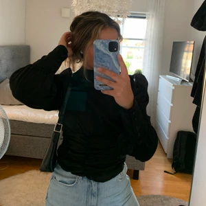 Svart blus  - Svart blus köpt på Nicole. Använd 1 gång! Croppad modell i svart satin liknande tyg. Säljer för 125kr inkl frakt 💖