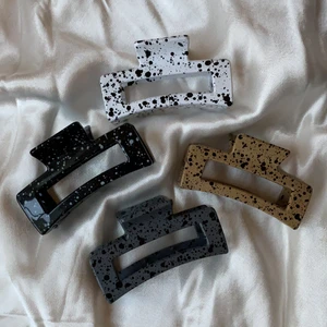 Hårklämmor🤎🤍🖤 - Fina hårklämmor i olika färger🖤🤍🤎39kr/st                Pris kan diskuteras🤎Den svarta och vita är glansiga, medan den bruna och gråa är matta🖤