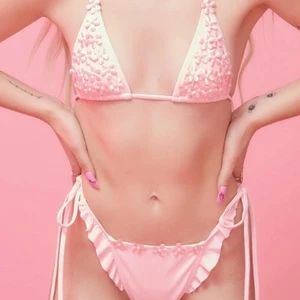 Dolls kill bikini M - Det blev leverans strul så fick två paket. Plast packeteringen är helt oöppnad. Bikinin är väldigt fin på och passar mig som har M i de flesta kläder.