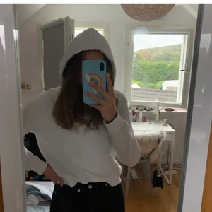 Vit hoodie - Vit hoodie från zalando i strl S. Hör av er vid intresse❤️
