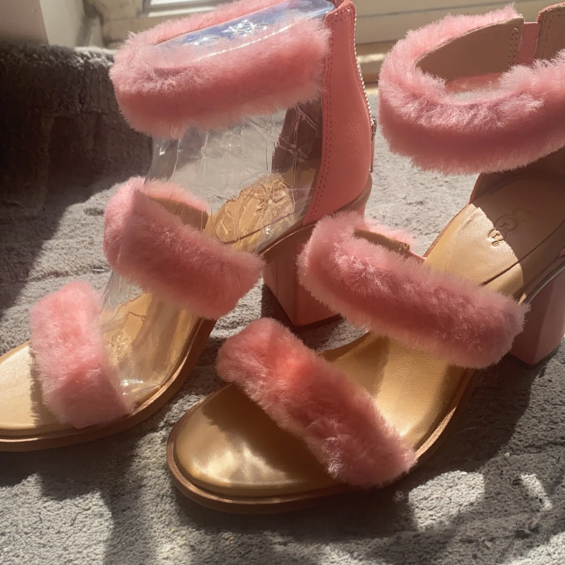 UGG rosa fluffiga klackar/sandaler i stl:39 - 2