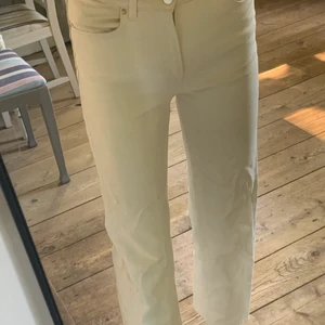 & Other Stories Jeans - Superfina Other stories jeans i storlek 26💛 Benvita/ ljust beiga✨ PERFEKTA till sommaren. Nyskick 