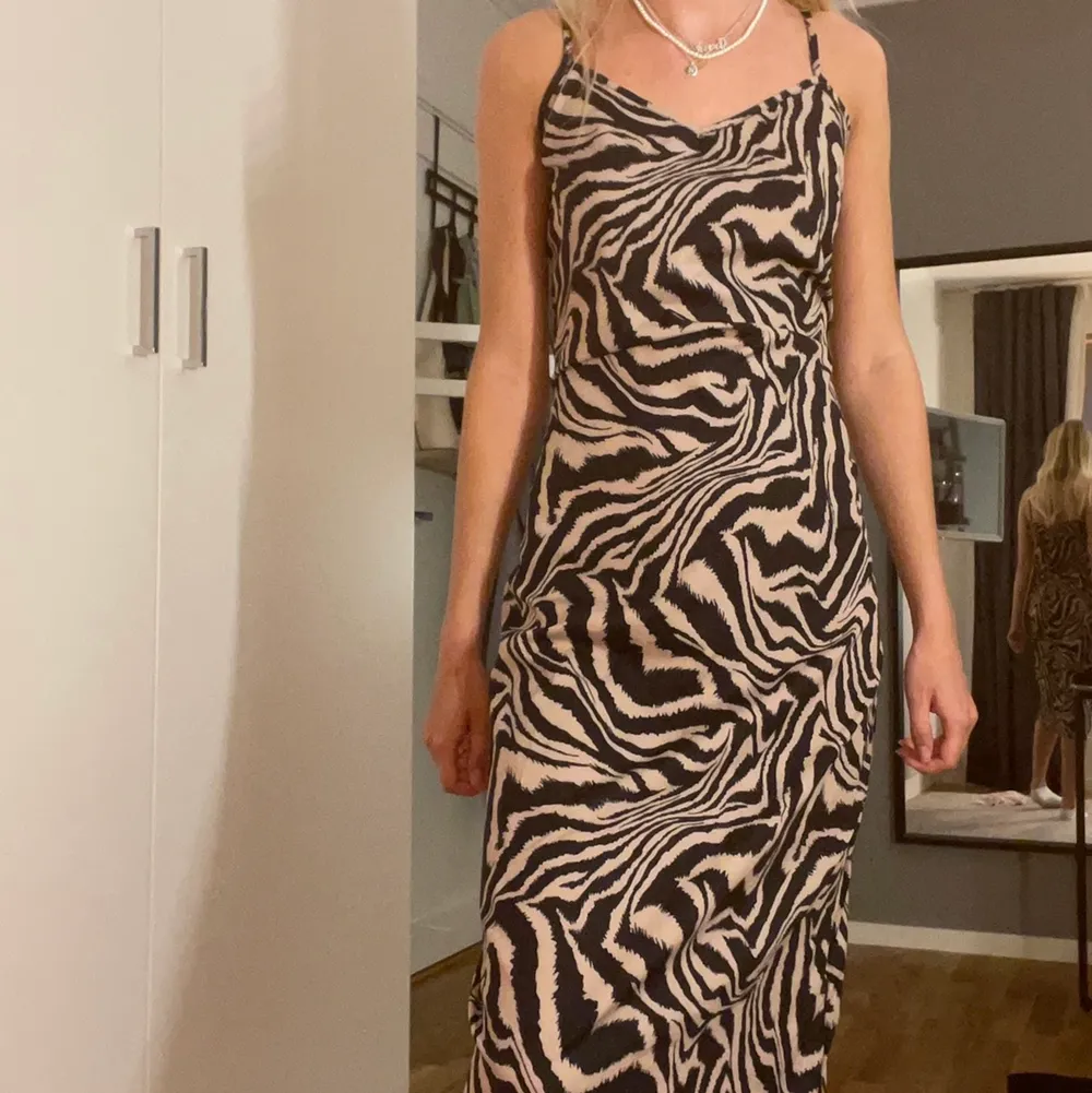 Så fin zebra klänning ifrån SHEIN! Aldrig använd, nypris 179kr, jag säljer den för 150kr! +frakt 💖 storlek xs men passar S med . Klänningar.