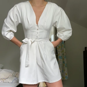 Klänning, student, sommar - En superfin vit klänning i ett lite tjockare material. Använd en gång. Passar perfekt nu till sommaren med superfina knappt till detaljer. 