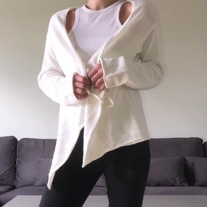 Vit kofta - Vit luftig kofta. Storlek xs/s . Fint skick 