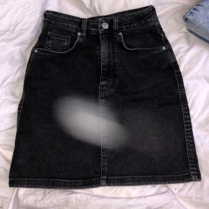 Jeanskjol  - Svart jeanskjol i storlek S från Zara. Perfekt i längden och hur den sitter på.