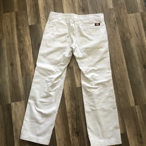 Dickies 873 Workwear byxor - Perfekta till sommaren, för små för mig därför jag säljer, sitter baggy om du brukar ha runt 31/31