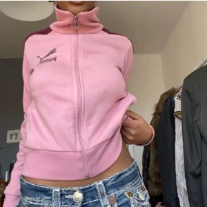 90-tals Puma zipup - Rosa zipup ifrån Puma. Första bilden är från förra säljaren, hon hade inte tvättat den så det är därför det är massa fläckar. Men sista bilden är min och den är tvättad där! Tröjan är inte i toppskick därav priset.