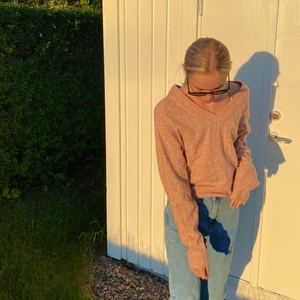 Mysig tröja - Säljer nu min stora V-ringade, mysiga tröja då den ej kommer till användning. Hör av dig för mer info!