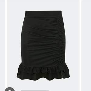 Säljer denna kjol från Bik Bok. Den köptes i butik men finns också på nätet. Storlek M. Säljer den för att jag ej tycker jag passar i den. Den är använd knappt en gång så väldigt ny!