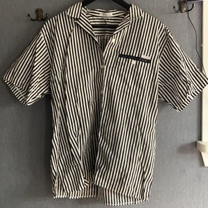 Kortärmad skjorta  - En kortärmat skjorta, köpt second hand men aldrig använd av mig, väldigt fint skick. Är nog herrmodell Stl S. 