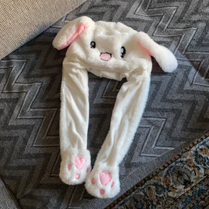 SÖT KANINMÖSSA - Supersöt kaninmössa i 100% nytt skick. Endast använd ett fåtal gånger. Man kan trycka/klämma på ”tassarna” så reser sig öronen. Finns video osv. Köpare står för frakt🤗