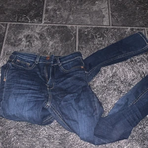 Jeans - Jätte fina tajta jeans från Gina, finns dock en fläck inuti från hårfärg, men inget som syns utanpå 