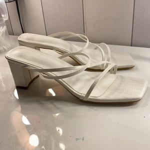 Jätte fina klackar🤎 - Säljer dessa super fina klackar från SHEIN. Kommer tyvärr inte till användning när dem va för små! De ä storlek 41 och dem ä små i storleken.💞