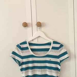 Tommy Hilfiger T-shirt  - Randig Tommy Hilfiger t-shirt i otrooooligt skönt, lite tjockare, material. Knappt använt och riktigt bra kvalite😍står inte storlek men skulle säga S-M! samfraktar eller möts upp på gröna linjen🥰