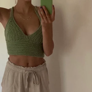 Superfin topp 💕💕 - Jätte gullig topp som passar till det mästa i sommar. jag själv har virkat denna topp, passar en xs men är väldigt reglerbar så passar nog s och m lika bra. Aldrig använd (förutom på denna bild). Skriv privat ifall du har frågor eller är intresserad💕💕.                                            Kan även skriva ifall du skulle vilja ha en i en anan färg eller stolek👍🥰