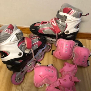 Rullskridskor  - Rullskridskor i fint skick. Använda bara ett fåtal gånger. Storleken går justera med en knapp under skridskon och det går att justera storleken mellan 35-40. Skydd följs även med om man vill ha de.