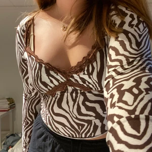 långärmad i zebra - Långärmad tröja i brunt zebramönster