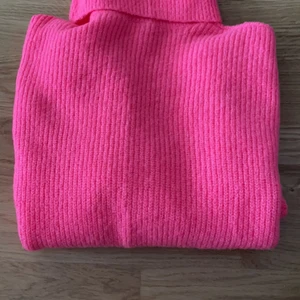 Neonrosa polotröja  - Använd 1 gång. Storlek s