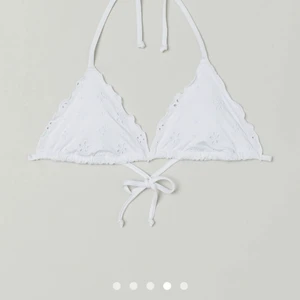 Bikini top fråm H&M - Super fin vit bikini top helt ny bara provat på säljer för råkade köpa i fel storlek och drog av lappen❤️