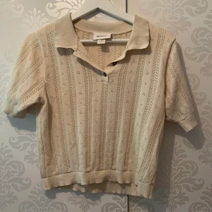 sommartopp  - söt liten topp från monki! köparen står för frakten :)