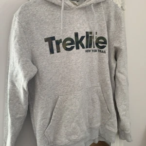 Hoodie - Jättefin hoodie från H&M, önskar jag kunde ha kvar men gillar mer större kläder då denna känns lite tajt på mig, inte jättemycket använd men har ändå använts