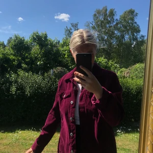 Jacka  - Jätte fin vi röd jacka i marcester. Avklipp ner till och sytt själv då den var för lång när jag köpte den. 