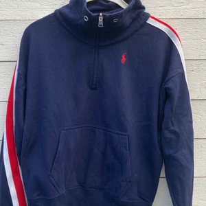 Marinblå sweatshirt med dragkedja - Snygg marinblå sweatshirt från Ralph Lauren med vintage stil för blixtlåset