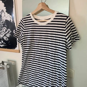 T-shirt från COS - Riktigt skön och fin t-shirt från COS i storlek S. Någpt lösare i modellen. Sparsamt använd. Köparen står för frakten!🌟