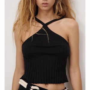 Korsat linne  - Säljer denna topp från zara köpt för 89 kr men jag säljer för 59. Lappen är kvar och tröjan är helt oanvänd förutom testad en gång. Säljer för att jag inte riktigt tycker om modellen☺️ 