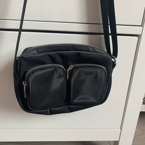 Väska - Jätte fin väska som går att justera hur lång du vill ha den! Super fin men har redan flera liknande så väljer att sälja denna! 🌟