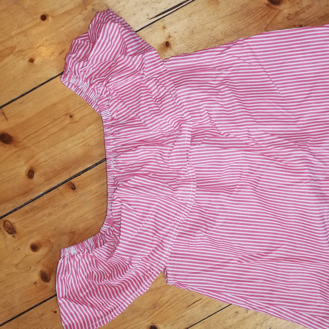 Axelärmad t-shirt - S - röd och vit stripes - 91