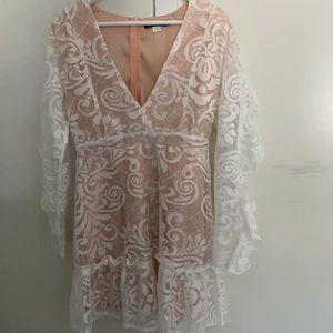 Stl 12 passar som en S/M - En vit sommarklänning med volang ärmar. Väldigt fin. Jag säljer den för den inte används. 