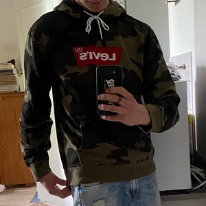 Levi’s camoflauge hoodie storlek M - Köpt förra året men använd kanske 2/3 gånger då den inte riktigt var min smak.