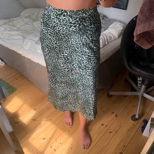 Långkjol - Fin längre kjol från Vila köpt i slutet av förra sommaren, i princip helt oanvänd alltså väldigt bra skick! Materialet är lite sidenaktigt. Stl 34